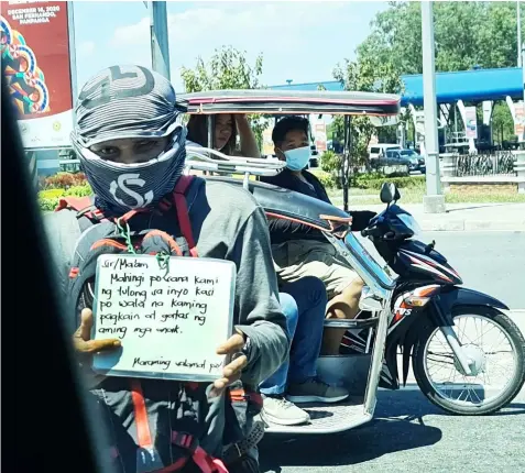  ?? Contribute­d photo ?? MENDICANT. A mendicant begs for alms from motorists unmindful of the risk along the busy JASA Road in the City of San Fernando. -