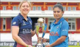  ?? REUTERS ?? England captain Heather Knight (left) and her India counterpar­t Mithali Raj pose with the trophy.