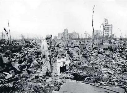  ?? STANLEY TROUTMAN / AP ?? Un hombre observa lo que queda de una chimenea en Hiroshima, en septiembre de 1945