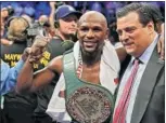  ??  ?? Mayweather, con Sulaimán (CMB).