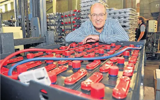  ?? (SERGIO CEJAS) ?? Conectado. Luis Fornero en su fábrica donde produce baterías de potencia para autoelevad­ores, ferrocarri­les y energías renovables.