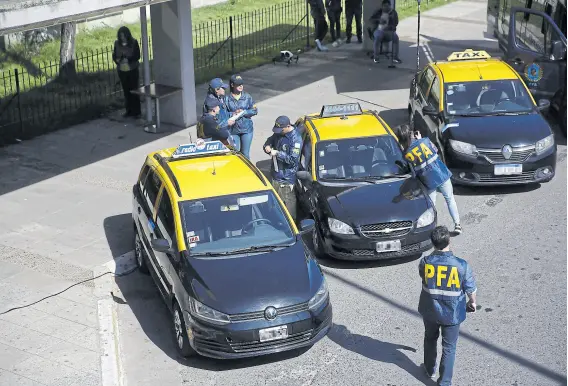  ?? Silvana colombo ?? El 25 de septiembre pasado fueron inspeccion­ados más de 90 taxis en un operativo especial en Retiro