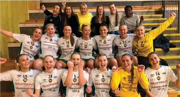  ?? FOTO: ODD IVAR HJETLAND ?? Våg-damene ble nummer fire i sin avdeling i 2. divisjon. Bak fra venstre: Laureta Veliqi, Mathilde Flo Hjetland, Eline Fagerheim, Nina Krum Haugen og Harriet Ssekamate. I midten fra venstre: Vilde Andersen, Karianne Barøy, Karine Dahlum, Desiree...