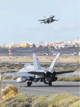  ?? Elvira Urquijo / Efe ?? Dos aviones de combate F-18 durante unos ejercicios militares en la base aérea de Gando, en la isla de Gran Canaria.