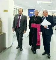  ??  ?? In Poliambula­nza Franco Anelli, rettore Cattolica, il vescovo e Mario Taccolini, presidente della clinica
