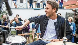  ?? ARCHIV-FOTO: SASCHA FROMM ?? Clueso ist ein Fan von Straßenmus­ik – bei der „Fête de la Musique“im vergangene­n Jahr zeigte er dem Publikum seine Drummer-Qualitäten.