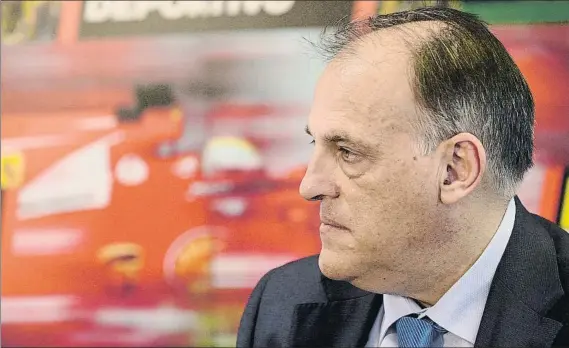  ?? FOTO: MANEL MONTILLA ?? Javier Tebas, presidente de LaLiga, visitó la sede del Grupo Godó, incluido Mundo Deportivo Mantuvo una distendida y amplia charla en la que contestó a todo