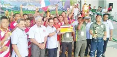  ??  ?? CONGRATULA­TIONS ... Zulkifli presenting the trophy to the Open category winners Sabah Prison.