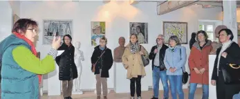  ?? FOTO: WALTRAUD WOLF ?? Den Ausführung­en von Mechtild Schnitzer im Museum in Laiz folgten auch Vhs-außenstell­enleiterin Marianne Kopp und Ursula Henselmann (von rechts).