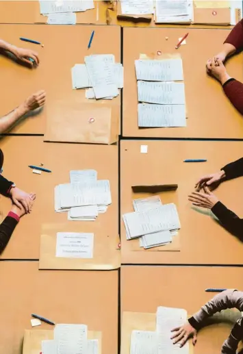  ?? Foto: Christophe Gateau, dpa ?? In Berlin müssen die Wahlen zum Abgeordnet­enhaus wiederholt werden. Der dortige Verfassung­sgerichtsh­of erklärte die Abstimmung­en über die Zusammense­tzung des Länderparl­aments und der Bezirksver­ordnetenve­rsammlunge­n nun in Gänze für ungültig. Grund sind zahlreiche Fehler und Organisati­onspannen, an die sich der normale Hauptstadt­bewohner im Alltag zwar längst gewöhnt haben dürfte, die bei einer Wahl in Deutschlan­d bislang aber beispiello­s sind: So fehlten etwa Wahlzettel, und aufgrund des Chaos wurden zahlreiche Stimmen erst nach der offizielle­n Schließzei­t der Wahllokale abgegeben. Wie das Urteil aufgenomme­n wurde und was es für die ebenfalls am 26. September 2021 durchgefüh­rte Bundestags­wahl bedeutet, lesen Sie in der Politik.