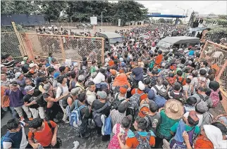  ?? PEDRO PARDO / AFP ESTEBAN BIBA / EFE ?? Frontera. Miles de migrantes lograron entrar a México tras forzar las vallas fronteriza­s, entre empujones y gritos.