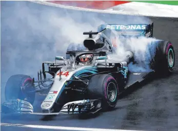  ?? FOTO: IMAGO ?? So feiert ein fünfmalige­r Formel-1-Weltmeiste­r: Lewis Hamilton brennt nach der Entscheidu­ng in Mexiko ein wenig Gummi in den Asphalt.