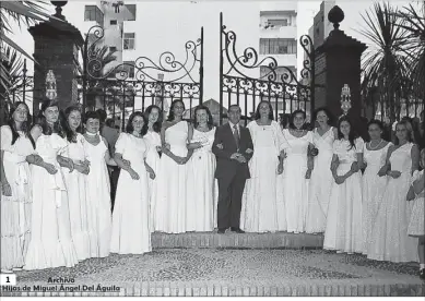  ??  ?? Damas de la feria de 1976 con José Joya. .