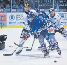  ?? FOTO: FELIX KÄSTLE ?? Daniel Schwamberg­er (vorn) reist mit den Ravensburg Towerstars nach der Niederlage gegen die Löwen Frankfurt zum Tabellenfü­hrer Bietigheim.