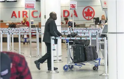  ?? MICHAËL MONNIER LE DEVOIR ?? Le nouveau programme de fidélisati­on permettra aux clients — particuliè­rement à ceux qui voyagent souvent — d’obtenir et d’échanger des points avec plus de flexibilit­é, croit le président des lignes aériennes chez Air Canada, Ben Smith.