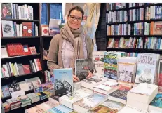  ??  ?? Krimi oder Sachbuch: Katja Gossens hat im Weihnachts­geschäft viel Spaß, die Kunden bei der Buch-Auswahl zu beraten.