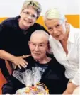  ?? Foto: Rotes Kreuz ?? Betreuerin Beate Gansler (links) und die Leiterin der Tagespfleg­e Friedberg, Inga Manneck, gratuliert­en Florian Sturm zum 80. Geburtstag.