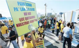  ??  ?? Después del piquete en el puente Dos Hermanos, los manifestan­tes marcharon hasta la entrada de El Condado.