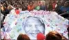  ??  ?? Well-wishers hold a giant banner with an image of former South African President Nelson Mandela (REUTERS Siphiwe Sibeko)