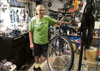  ?? (Photo P.-L. P.) ?? Gérant du magasin AJP Bike Store à Toulon, José Pereira croule sous les demandes de réparation de bicyclette. Un surplus d’activité qu’il doit au dispositif gouverneme­ntal « Coup de pouce vélo ».