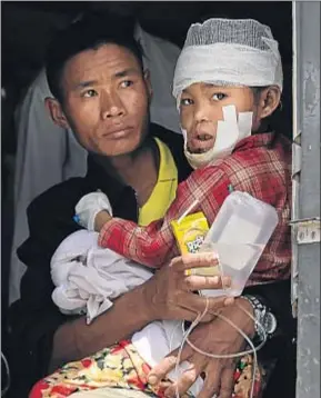  ?? ALTAF QADRI/ AP ?? Evacuación. Un soldado nepalí, con un niño herido en brazos, es evacuado por la Fuerza Aérea India