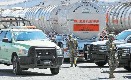  ?? EFE ?? Operativo de la Marina en la Terminal de Almacenami­ento y Despacho de Pemex en Puebla.