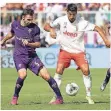  ?? FOTO: DPA ?? Sami Khedira (rechts) von Juventus im Spiel gegen Florenz.