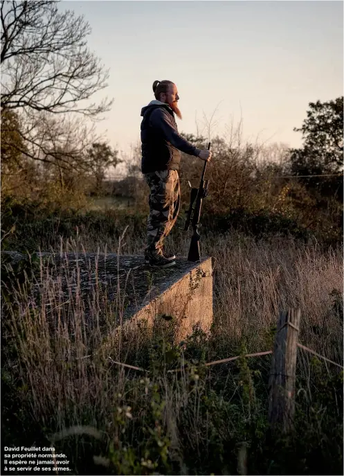  ??  ?? David Feuillet dans sa propriété normande. Il espère ne jamais avoir à se servir de ses armes.