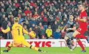  ?? REUTERS ?? Shane Long shoots one past goalkeeper Loris Karius to score the first goal for Southampto­n against Liverpool in League Cup.