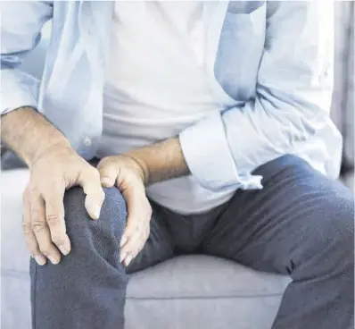  ?? El Periódico ?? Un home afectat de dolor crònic es toca el genoll afectat.
