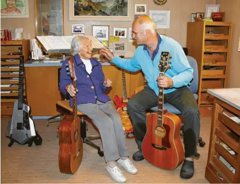  ?? Fotos: Hertha Stauch ?? Erna Karpa freut sich über den Besuch von Wertingens Kulturrefe­rent Frieder Brändle. Sie stellt die Gitarren ihres verstorben­en Mannes für ein Projekt des Gitarrenfe­stivals in Wertingen im kommenden Oktober leihweise zur Verfügung.