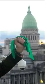  ??  ?? TODO VERDE. Los pañuelos de la Campaña por el Aborto Legal, Seguro y Gratuito inundaron la ciudad.