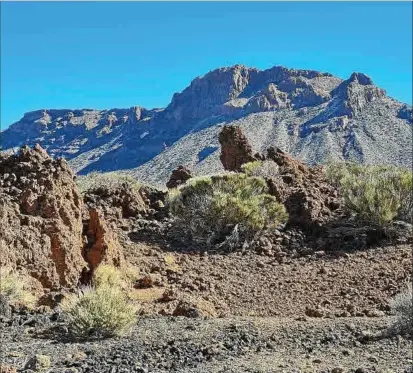  ?? Foto: Roswitha Bruder-Pasewald/dpa-tmn ?? Wie auf dem Mond: die Landschaft in der Caldera am Vulkan Teide, Spanien höchstem Berg.