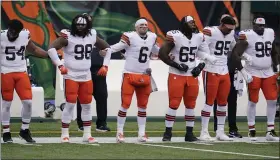  ?? MICHAEL CONROY —THE ASSOCIATED PRESS ?? Browns players lock arms during the national anthem before playing the Bengals Oct. 25.