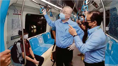  ?? BERNAMA PIC ?? Transport Minister Datuk Seri Dr Wee Ka Siong (centre) taking an MRT ride in Kuala Lumpur yesterday.