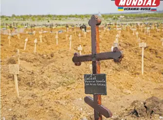  ?? EFE ?? Cementerio improvisad­o en Staryi Krym, en las afueras de Mariúpol