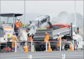  ?? PHOTO / DAVID HAXTON ?? A machine digs up expressway seal.