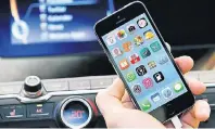  ?? FOTO: ADAC ?? Der Smartphone-Boom im Auto birgt auch viele Risiken – etwa beim Thema Datenhacki­ng.