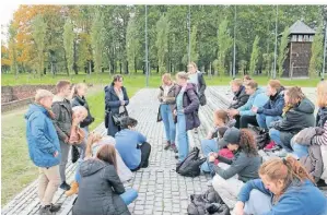  ?? FOTO: DENK DRAN ?? Auch die Stadt Wesel fördert Fahrten von Jugendlich­e zu Gedenkstät­ten wie hier in Auschwitz.