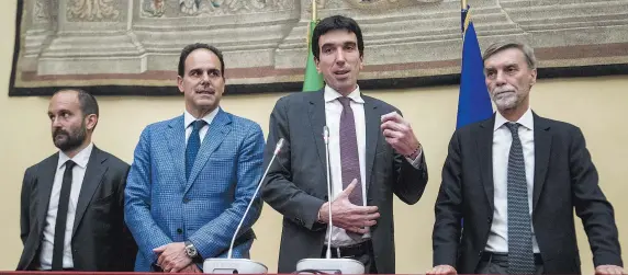  ??  ?? La delegazion­e del Pd dopo il colloquio con il presidente della Camera che ha ricevuto un mandato esplorativ­o dal presidente della Repubblica