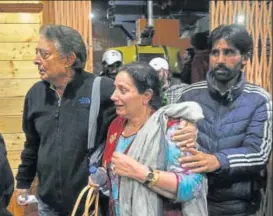  ?? WASEEM ANDRABI /HT ?? Stranded tourists exit the Gulmarg boarding station after being rescued.