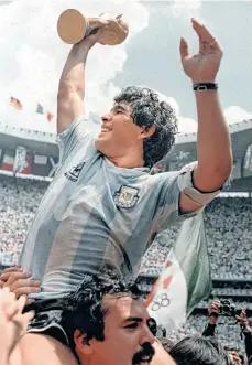  ?? /GETTY IMAGES.
/EFE. ?? Maradona jugó un Mundial perfecto en México 1986 y guió a la ‘Albicelest­e’ a la conquista del título.
Tras su brillante carrera como futbolista, Diego Armando Maradona probó suerte como director técnico, tarea en la que fue poco exitoso en cuanto a resultados deportivos, si bien logró jugosas ganancias económicas. Primero dirigió al Deportivo Mandiyú en 1994, para de allí pasar a Racing Club (1995), Al Wasl (2011-2012) y Al Fujairah (2017-2018) de Emiratos Árabes, Dorados de Sinaloa (2018-2019) de la segunda división de México y, en septiembre de 2019, asumió en Gimnasia y Esgrima La Plata, equipo que dirigía al momento de su muerte. Como era de esperarse, recibió una oportunida­d con la selección argentina, a la que guió con muchos problemas al Mundial Sudáfrica 2010, en el que fue eliminado por goleada de 4-0 por Alemania en los cuartos de final.