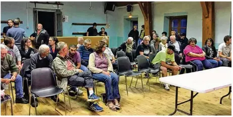  ??  ?? Les habiants de Chambernon ont découvert le projet d’assainisse­ment collectif.