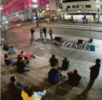  ?? Jorge Araujo 6.jun.2018/folhapress ?? Movimento Brasil Livre nas escadarias do Teatro Municipal de São Paulo durante protesto em junho