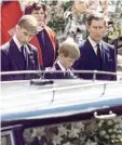  ?? Foto: Ian Waldie, afp ?? 6. September 1997: William, Harry und Charles vor Dianas Sarg – und die halbe Welt trauert mit.