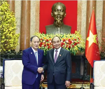  ?? VNA/CVN ?? Le président de la République, Nguyên Xuân Phuc (droite), serre la main de l’ancien Premier ministre japonais Suga Yoshihide, le 9 janvier à Hanoï.