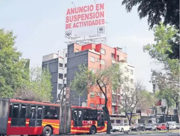  ??  ?? En días recientes fue colocado un espectacul­ar en las inmediacio­nes de la sede de la FSTSE, en la colonia San Rafael, en el que se criticaba al líder del sindicato del ISSSTE. El anuncio fue clausurado.