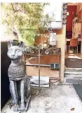  ??  ?? Die ägyptische Katze bewacht die Tür, die zum Studio führt.