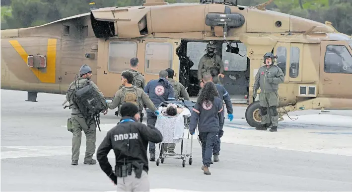  ?? EFE ?? Ataques. Miembros del ejército de Israel transporta­n a algunos de los heridos luego del ataque de Hezbollah que disparó la ola de bombardeos de ayer sobre el Líbano.