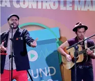  ??  ?? Il duo
Davide Passoni e Ivano Cattaneo, di Carnate e Gorle, compongono il duo Poesia Potente e Chitarra Tonante. Il brano s’intitola «La civile ballata dei numeri zero»